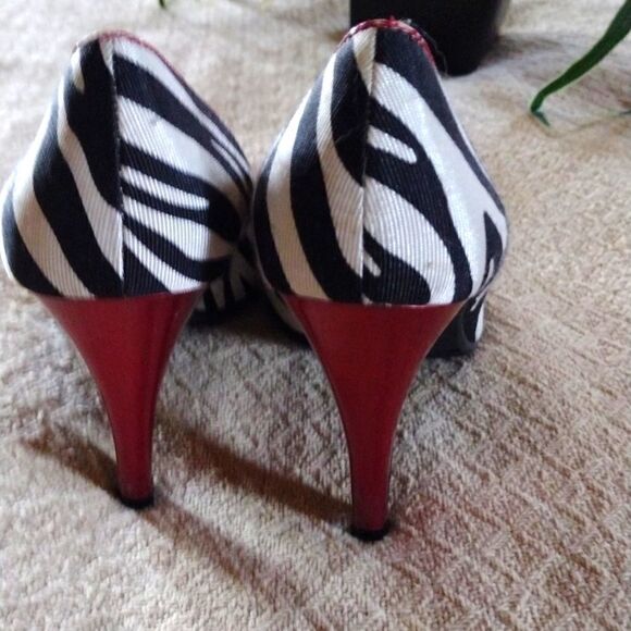 LADIES Designer Shoes by 𝅺DANA BUCKMAN - Picture 3 of 15